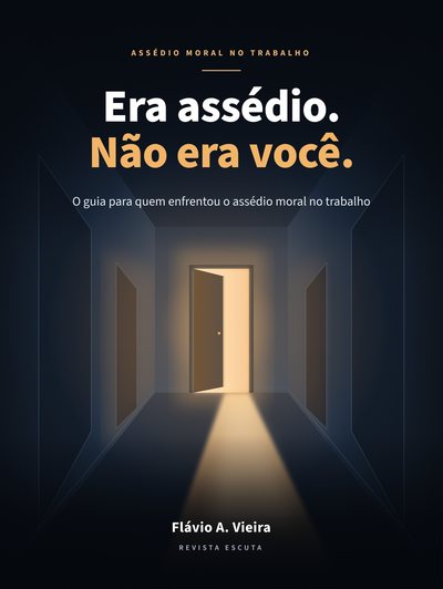 Capa do e-book Era assédio. Não era você., de Flávio A. Vieira: corredor escuro com uma porta entreaberta no fundo e luz quente entrando.