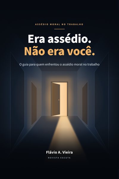 Capa do e-book Era assédio. Não era você., de Flávio A. Vieira: corredor escuro com uma porta entreaberta no fundo e luz quente entrando.